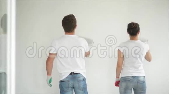 年轻夫妇装饰他们的新公寓他们正在粉刷墙壁视频的预览图