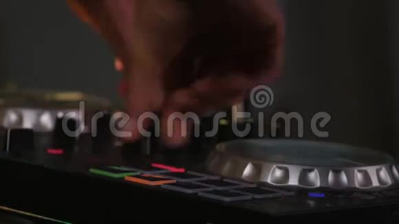 DJ开关设备上的按钮视频的预览图