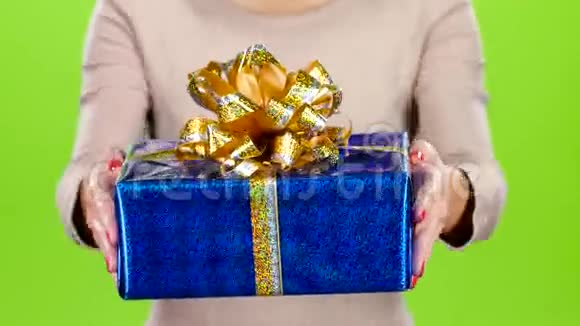 女人送给一个带礼物的盒子令人惊喜的惊喜视频的预览图