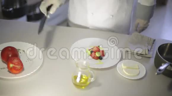厨师在厨房准备一份希腊沙拉视频的预览图