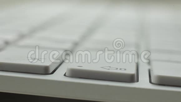 人在白色键盘上输入宏视频视频的预览图