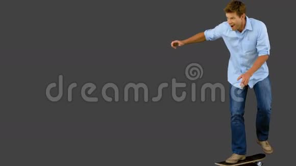 男人在灰色屏幕上滑冰视频的预览图