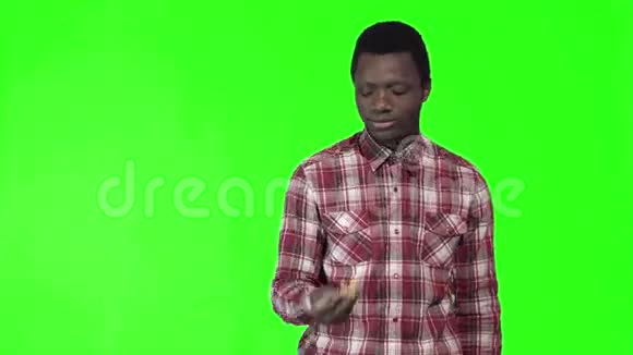 非洲年轻人吃炸薯条视频的预览图