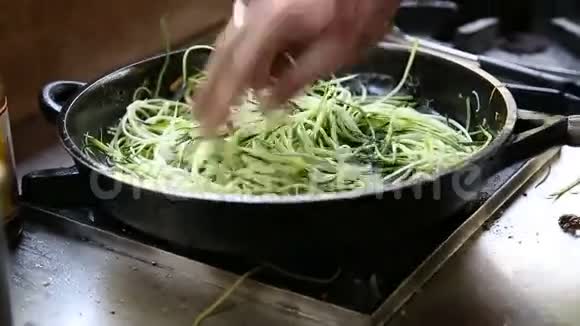 人在热锅上煎青菜视频的预览图