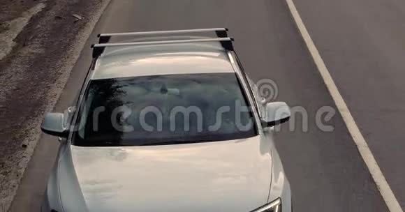 汽车在路上视频的预览图