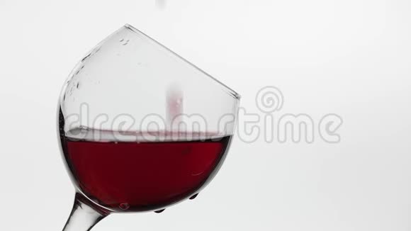 把一滴落在杯子里的红酒关上白色背景玫瑰酒视频的预览图