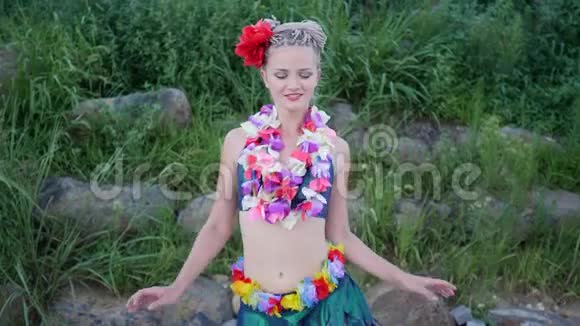 夏威夷女孩梳着辫子开着花开心地傻乎乎地和花蕾花环跳舞视频的预览图