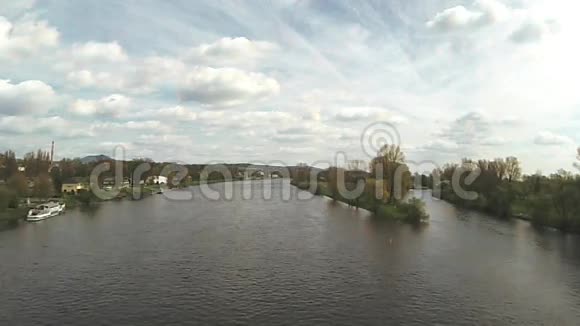 拉贝河和奥雷河汇合处的春天景色来自捷克共和国利托米利斯市的泰尔苏夫桥视频的预览图