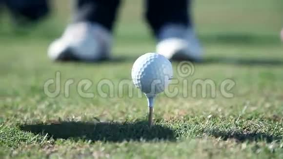一个高尔夫球手的近距离射击他朝一个白色球杆的方向视频的预览图
