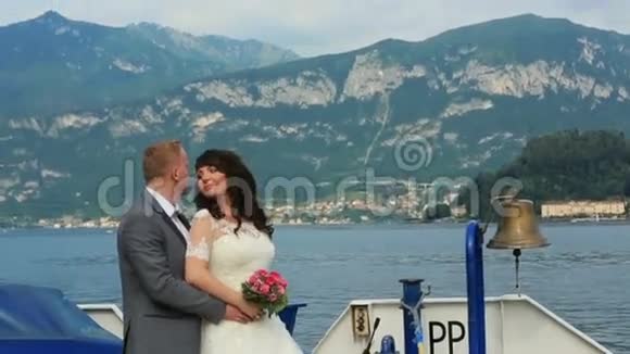 新婚夫妇在游艇上接吻意大利科莫的蜜月视频的预览图