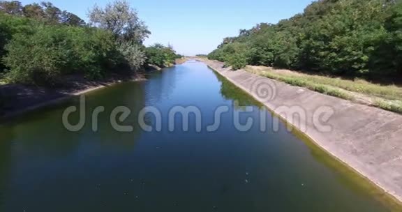 灌溉渠空中观景台灌溉系统在灌溉渠上空飞行的无人机视频的预览图