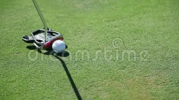 一个高尔夫球杆的近射球直打到球厅视频的预览图