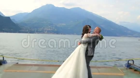 新婚夫妇在码头接吻意大利科莫的蜜月视频的预览图