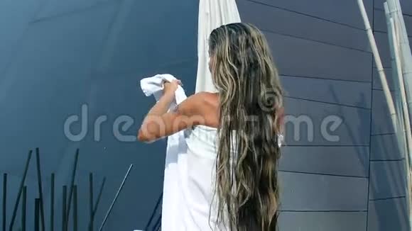 一个女人用毛巾裹着长发视频的预览图