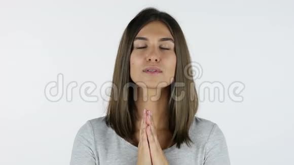 在工作室为美丽的女孩祈祷宽恕白色背景视频的预览图