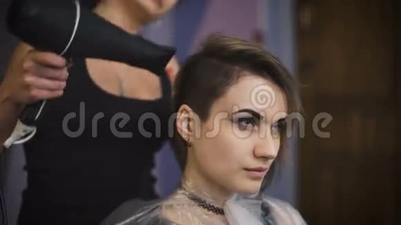 在美容院做生意的女人她做发型视频的预览图