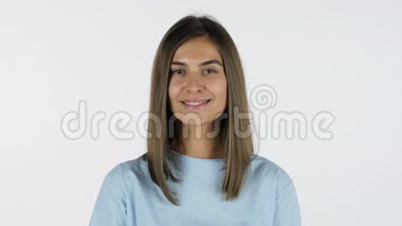 微笑美丽的年轻德辛格女孩在工作室的白色背景视频的预览图