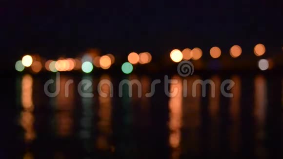 河水反射的离焦城市光视频的预览图