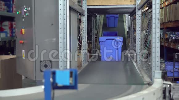 包装线用塑料蓝色盒子视频的预览图