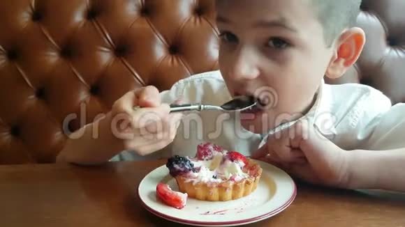 小孩子吃黑莓蛋糕视频的预览图