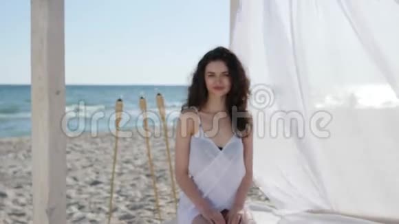 海滩上美丽的女孩卷发的快乐女人海边放暑假的女人视频的预览图