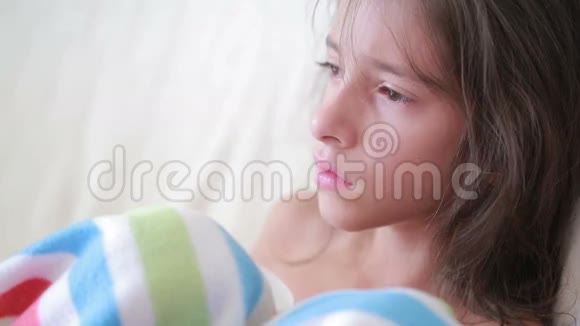 在床上生病的女孩子生病的小孩喝茶视频的预览图
