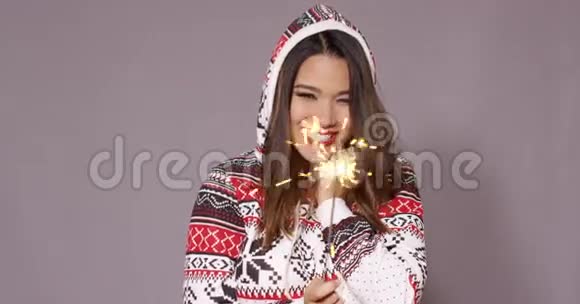 漂亮的女人用烟花庆祝圣诞节视频的预览图