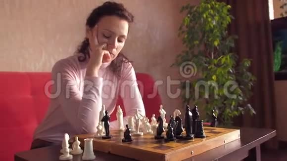 下棋的女孩视频的预览图
