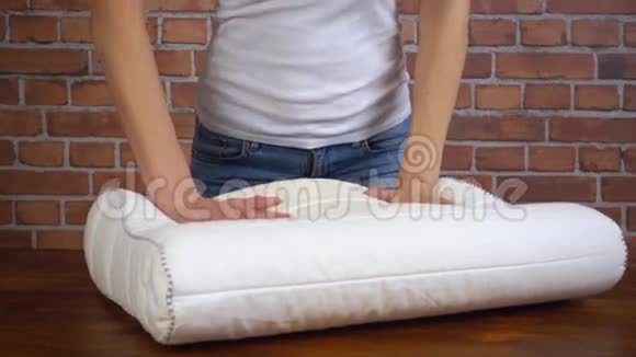 女人准备睡觉检查枕头慢动作高清视频视频的预览图
