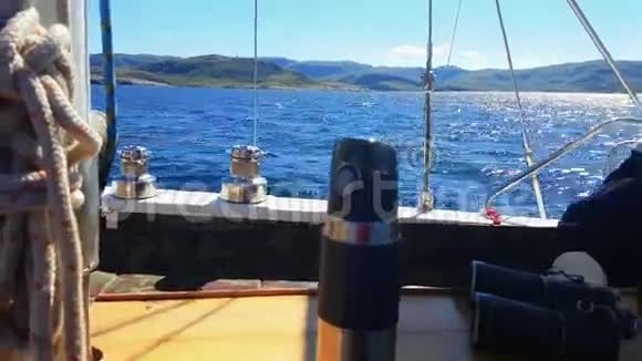 从带船柱的游艇板看到阳光下的蓝色大海4K视频的预览图