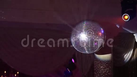 迪斯科球明亮的光线夜间派对背景吊在天花板上的迪斯科球在聚会上闪闪发光迪斯科舞厅视频的预览图