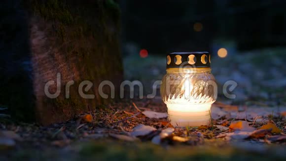 坟墓上的蜡烛坟墓上的蜡烛视频的预览图