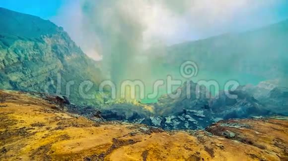 4K时程一座活火山Ijen火山口的硫磺烟雾的全景印度尼西亚东爪哇25视频的预览图