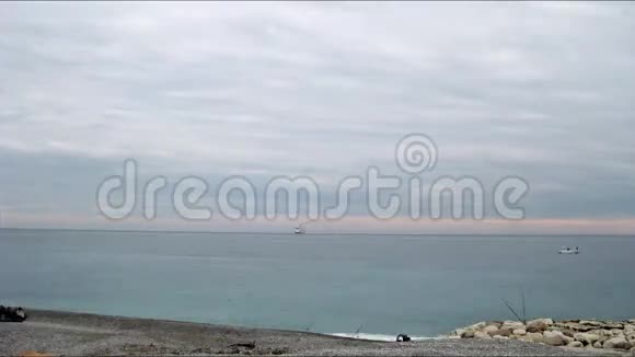 尼斯的天使湾在一个多云的冬日早晨视频的预览图