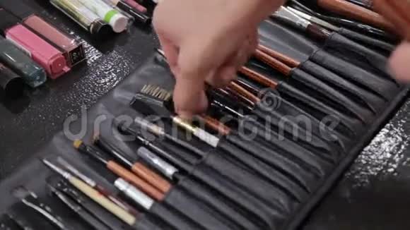 化妆师从专业的画笔中取出画笔视频的预览图