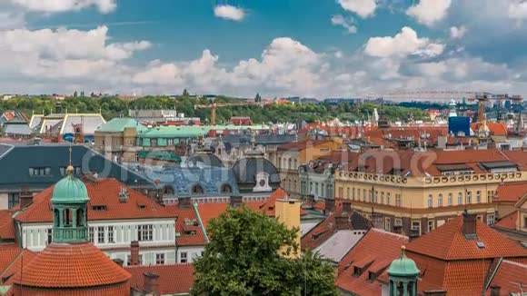 布拉格城的红色屋顶从旧城桥塔上的高点拍摄下来视频的预览图