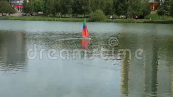 收音机里的小船帆在湖里游泳视频的预览图