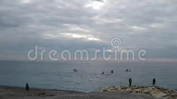 在尼斯阴天的冬天早晨钓鱼视频的预览图