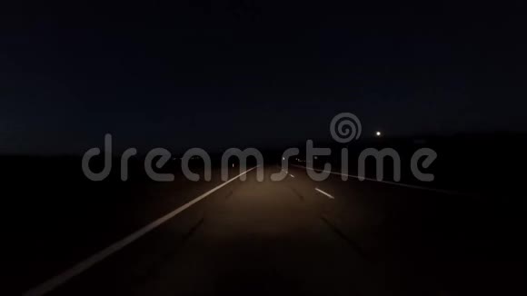 晚上在安格列西威尔士高速公路上行驶视频的预览图