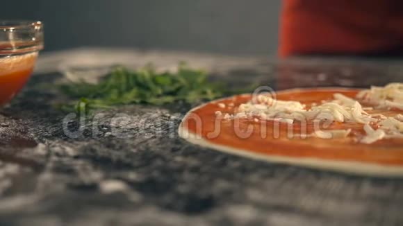 厨师把奶酪加到披萨里慢动作视频的预览图