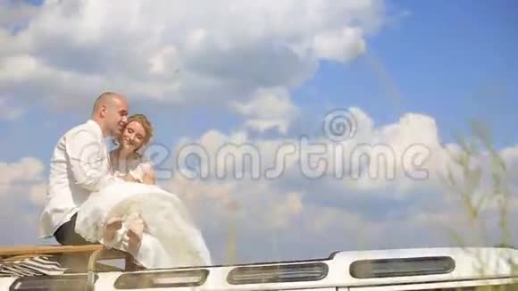 一对迷人的年轻新婚夫妇在雷托公共汽车的屋顶上接吻视频的预览图