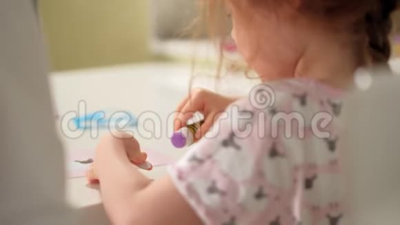 一个女人和一个女孩在家里的一张桌子旁做彩纸视频的预览图