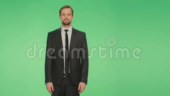 肢体语言穿西装的男人交叉双臂绿色背景黑色视频的预览图
