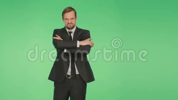 肢体语言穿西装的男人交叉双臂绿色背景黑色视频的预览图