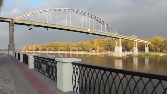 白俄罗斯戈梅尔2018年10月21日城市码头在秋天的时候视频的预览图