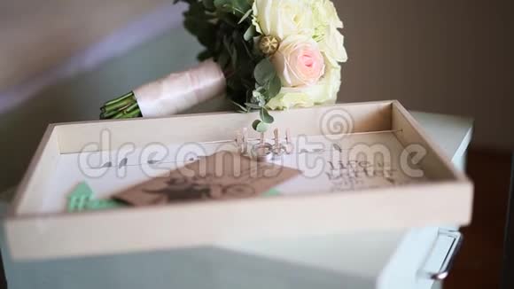 信封上的结婚戒指和一封带有结婚花束的信视频的预览图