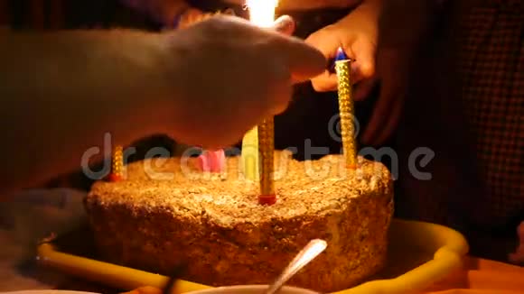 带蜡烛的生日蛋糕在黑暗的房间里点燃焰火点蜡烛视频的预览图