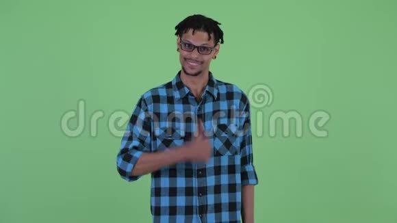 快乐的年轻非洲时髦男人竖起大拇指视频的预览图