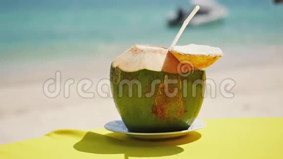 海滩咖啡馆桌上的新鲜椰子慢动作1920x1080个视频的预览图