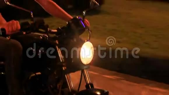 特写摩托车沿沥青路障行驶速度视频的预览图